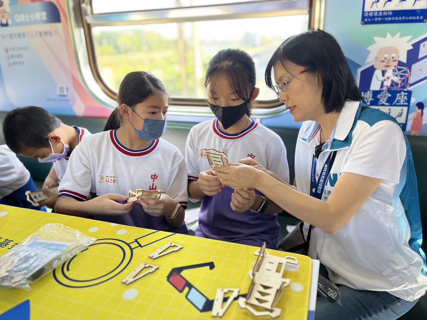 PT视讯(中国区)官网永續基金會執行長古秀華及同仁親自擔任科普列車志工，帶領師生們動手做科學，傳遞能源科普知識，讓科學教育向下紮根