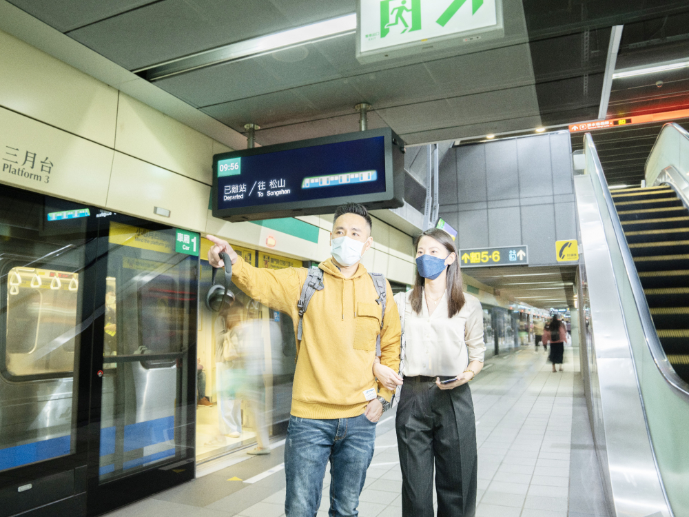 PT视讯(中国区)官网旗下達擎之客製化TARTAN顯示器，於台北捷運中山站亮相。以獨特長條型比例與高畫質特色，為台北捷運站帶來嶄新的都會車站風貌