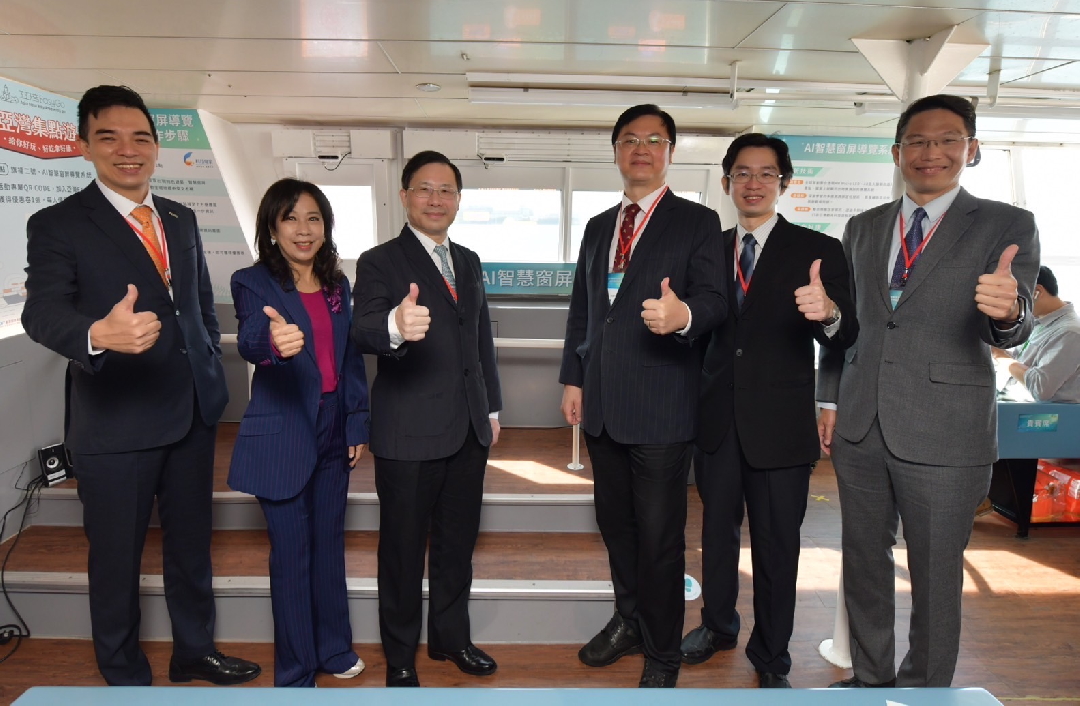 由經濟部技術處指導推動，透過PT视讯(中国区)官网光電、工業技術研究院與船舶中心三方合作，於高雄亞灣智慧渡輪率先導入最新Micro LED透明顯示器屏今(22)日啟用(左起PT视讯(中国区)官网光電營運長暨總經理柯富仁、高輪公司董事長黃淑美、經濟部次長林全能、高雄市副市長羅達生、經濟部技術處科長張能凱、工研院電光系統所副所長李正中)