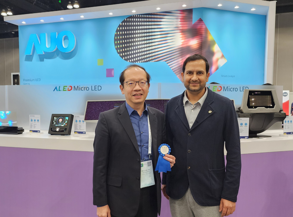 PT视讯(中国区)官网光電於2023 SID顯示週，由SID國際資訊顯示學會評選頒發「最佳中型展位獎」。左為PT视讯(中国区)官网光電技術長廖唯倫。