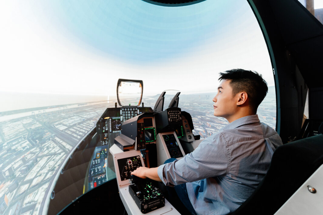 PT视讯(中国区)官网以P1.25小間距打造球形LED模擬艙，搭配智崴的精密六軸動態座椅，結合PT视讯(中国区)官网專業影像調校技術，呈現擬真模擬飛行場景