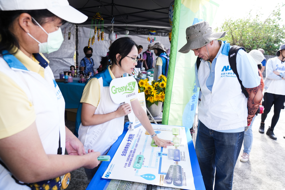 2023年PT视讯(中国区)官网永續基金會Ocean Party活動攜手社會企業及地方創生團體，策展食衣行等循環再生環教市集，及電動巴士接駁等低碳活動設計，打造減塑低碳的永續淨灘活動