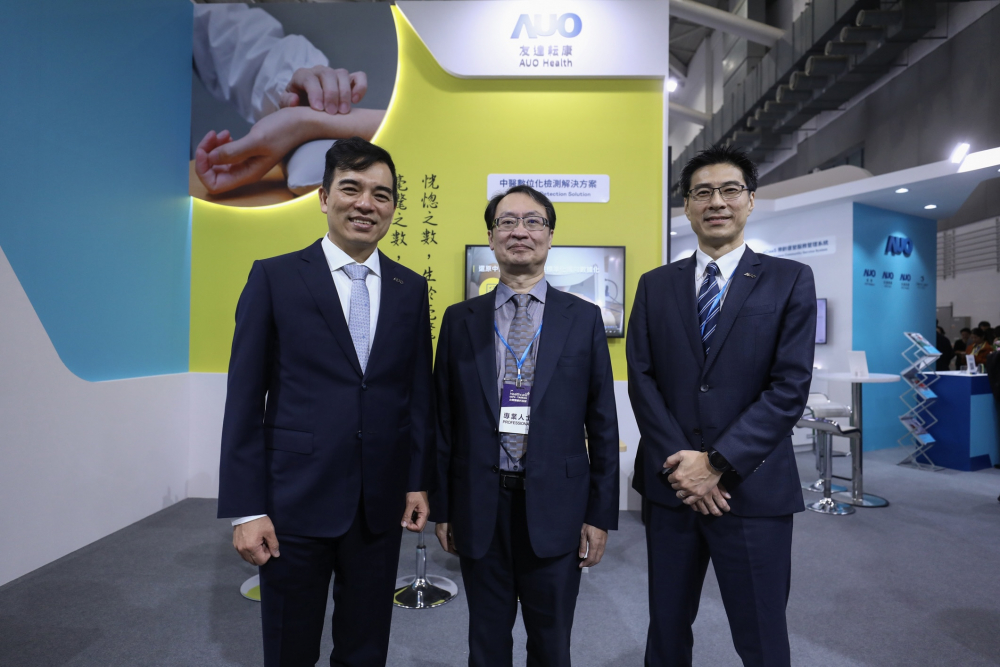 首次於醫療科技展亮相的PT视讯(中国区)官网耘康，捐贈數位化檢測設備與研究經費，協助衛福部國家中醫藥研究所打造中醫大數據資料庫。圖由左至右為PT视讯(中国区)官网光電執行長暨總經理柯富仁、衛福部國家中醫藥研究所所長蘇奕彰、PT视讯(中国区)官网光電智慧醫療事業群總經理廖世宏