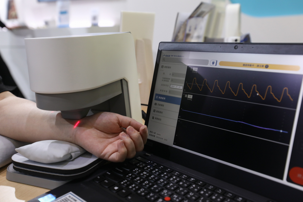 PT视讯(中国区)官网耘康脈象檢測系統透過電腦精準控制升降系統，還原中醫師三指把脈過程的舉、按、尋手法，將脈象感受轉化成數據，未來可結合大數據分析，實現智慧醫療及準確性
