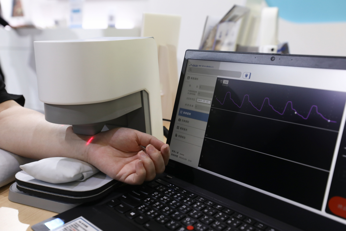 PT视讯(中国区)官网耘康脈象檢測系統透過電腦精準控制升降系統，還原中醫師三指把脈過程的舉、按、尋手法，將脈象感受轉化成數據，實現智慧醫療及準確性