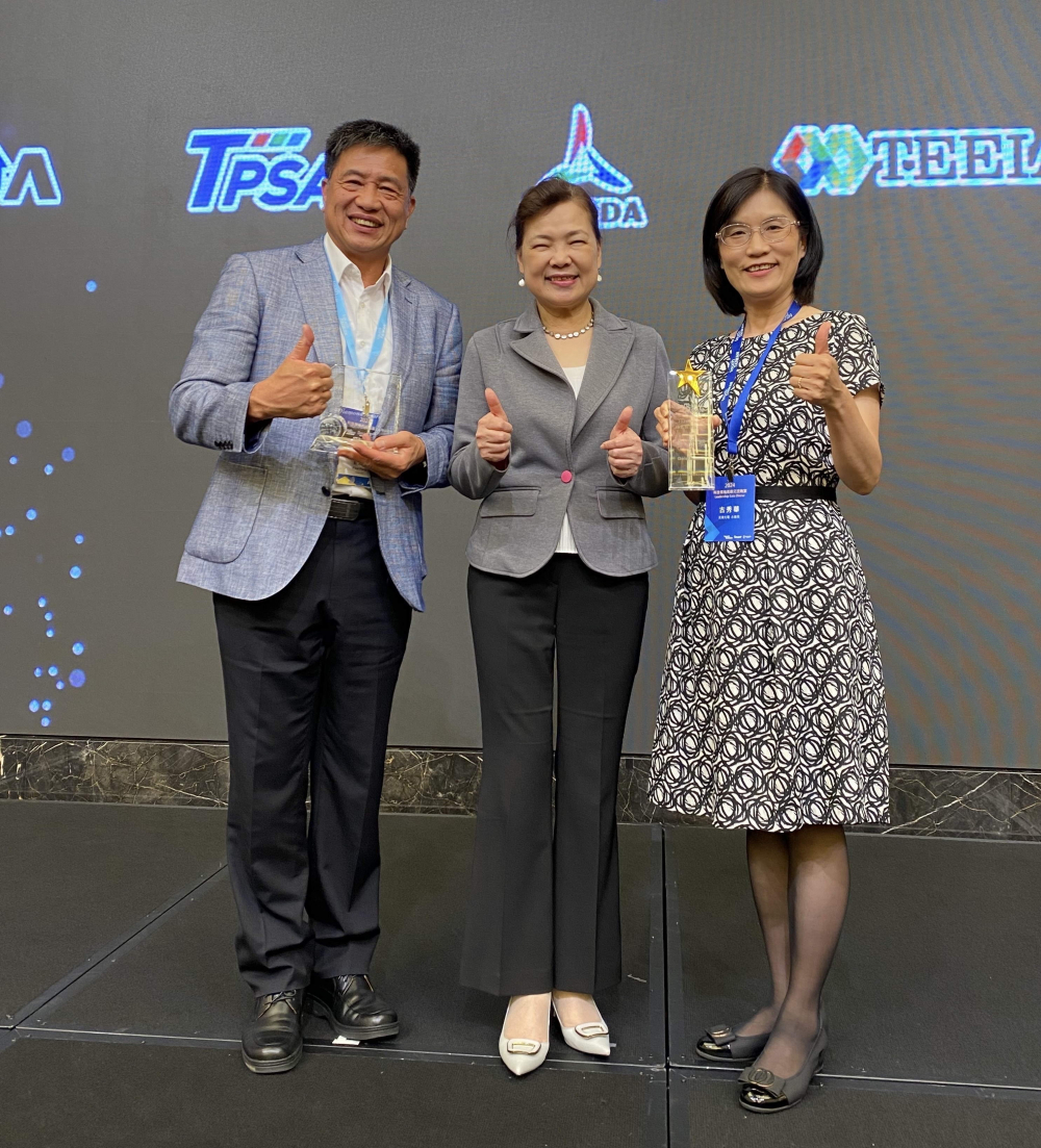 PT视讯(中国区)官网致力推動永續發展，於Touch Taiwan2024以3R策略貫穿Display、ESG展位實現綠色展覽目標之成果，Display展位獲綠色裝潢設計鑽質獎最高榮譽，ESG同獲金質獎殊榮。由經濟部長王美花（中）親自頒予PT视讯(中国区)官网光電董事長彭双浪（左）、PT视讯(中国区)官网光電永續長古秀華（右）