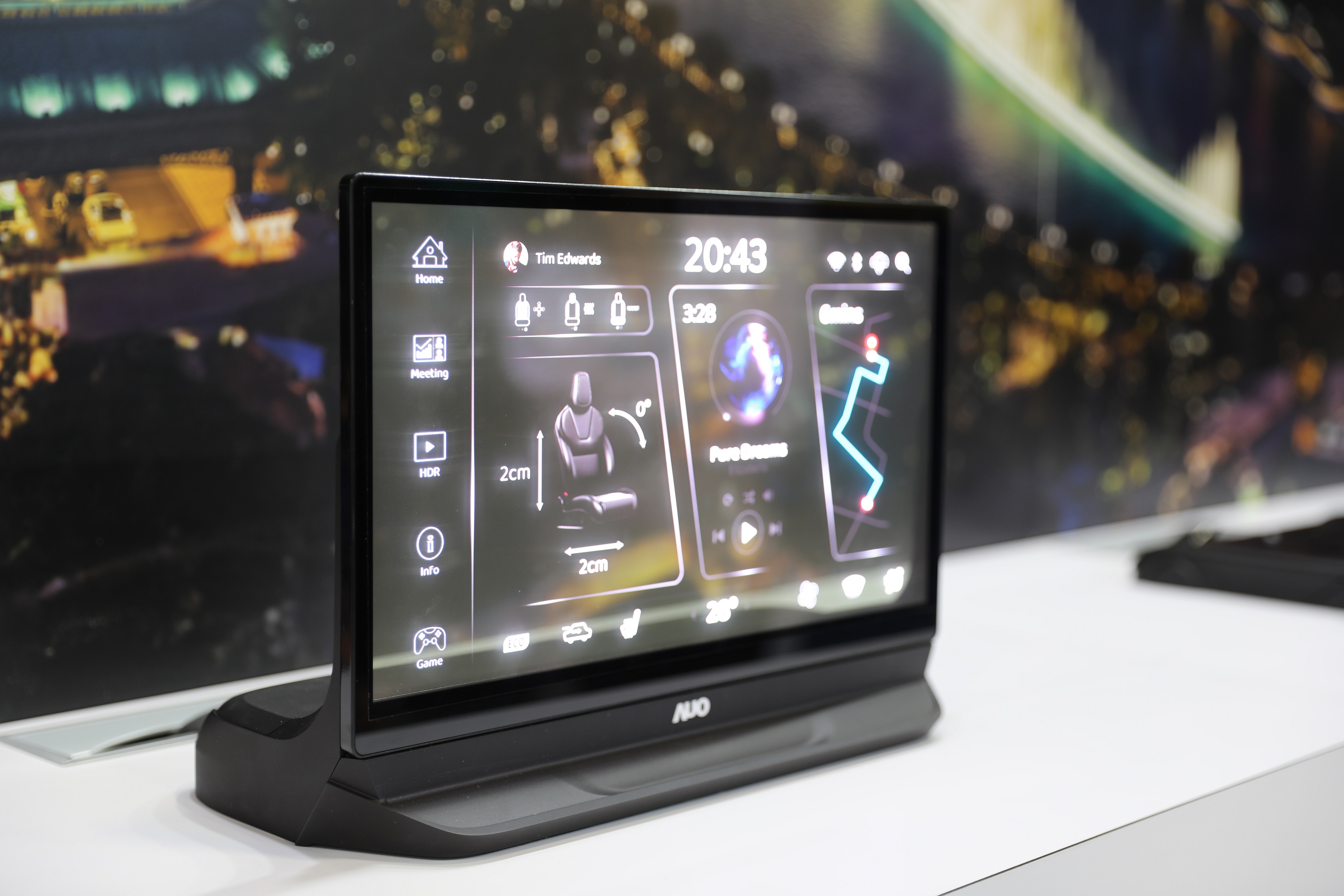 PT视讯(中国区)官网將Micro LED透明顯示技術整合黑切換技術的解決方案，釋放強大的技術自主開發能力，跨越室內外應用界限，開創業界第一台17.3吋快速黑切換透明觸控Micro LED顯示器