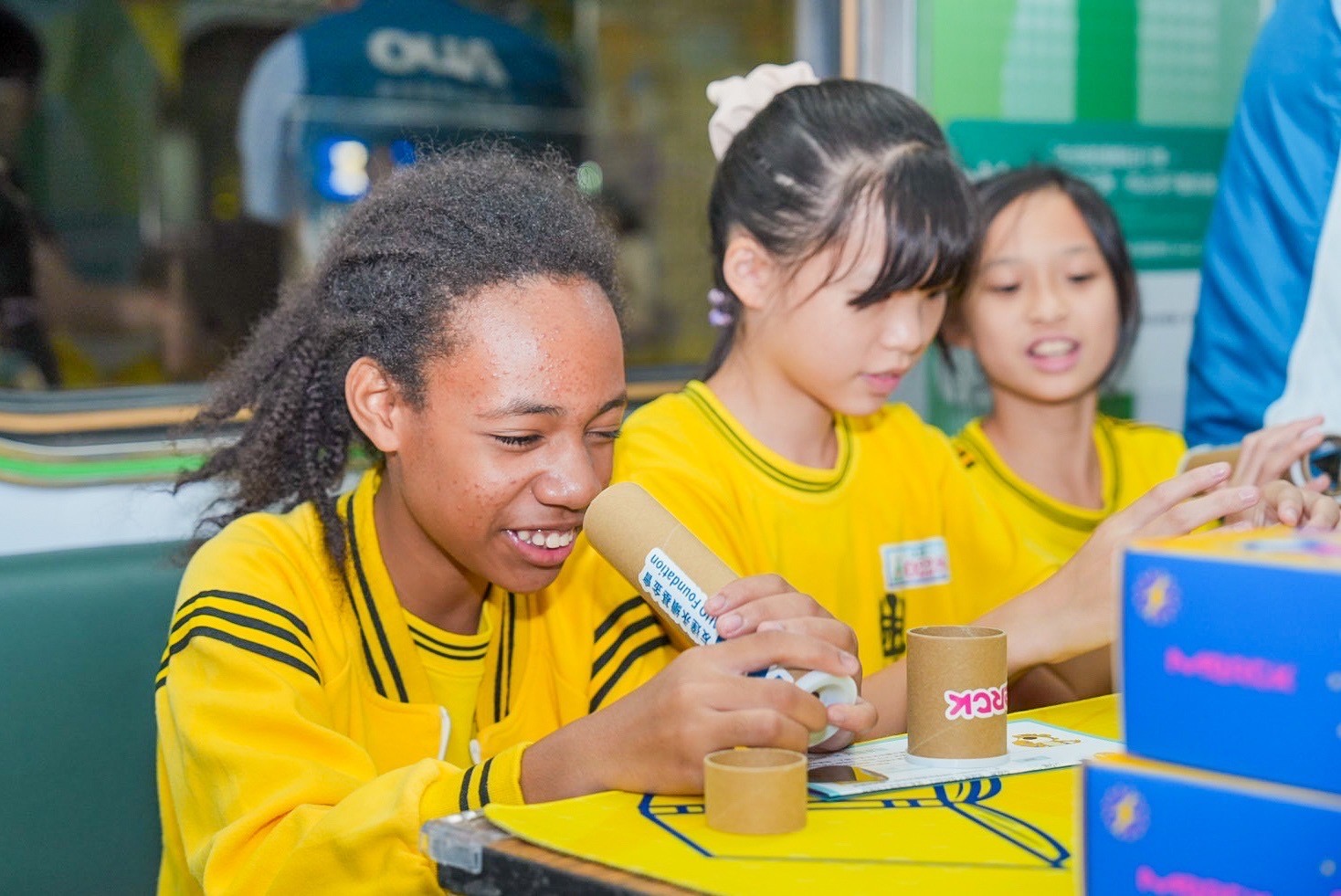 PT视讯(中国区)官网與默克分別回收不再使用的偏光片及液晶顯示模組，設計光電課程「玩轉光與闇」，讓學生們親手製作偏光萬花筒與簡易液晶顯示器，實踐循環再生的永續理念