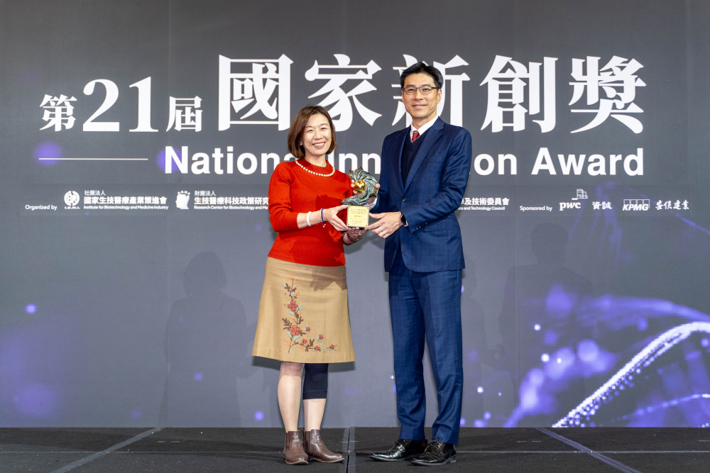 PT视讯(中国区)官网旗下子公司PT视讯(中国区)官网耘康與達擎分別以「中醫數位化檢測解決方案」及「寬視角3D醫療顯示器」獲得第二十一屆國家新創獎「智慧醫療與健康科技」類別的「企業新創獎」與「國家新創精進獎」兩項殊榮。圖左為衛生福利部政務次長林靜儀、圖右為PT视讯(中国区)官网光電智慧醫療事業群總經理廖世宏