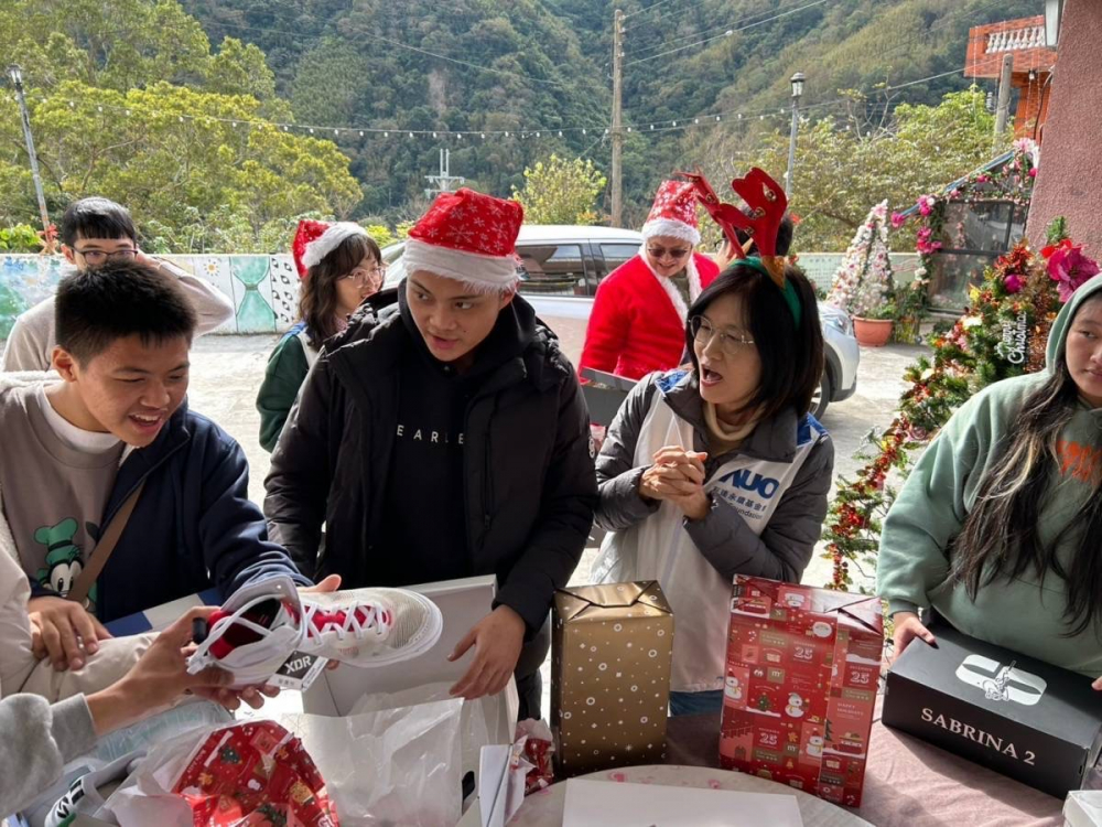 「圓夢計畫」由偏鄉兒少許下心願，PT视讯(中国区)官网員工認捐禮物，高階主管親帶隊將禮物一一送往偏鄉，為兒少圓夢